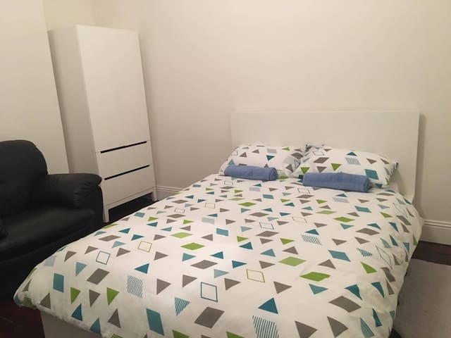Big Room near Botanic Gardens