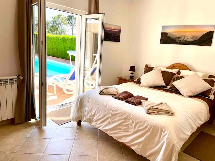 Spavaća soba 2 s bračnim krevetom i terasom do bazena