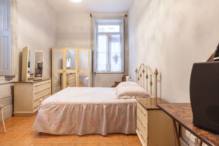 Downtown Oporto Inn (room cleaning)