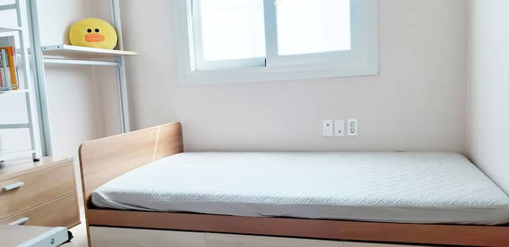 Bedroom 3.
Size is the same as bedroom 2.
There is a super single bed, and there are many easy cabinets and hangers.