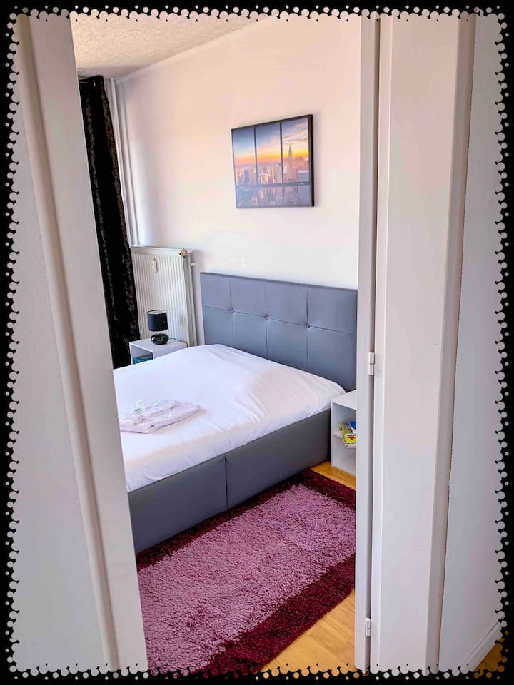 Chambre « NY » 
Bed 190x140
Een kantoorruimte 
Panoramisch uitzicht identiek aan de woonkamer met toegang tot het balkon. 
Deze kamer heeft een schuifdeur naar de woonkamer, naast een deur die uitkomt op de gang. 