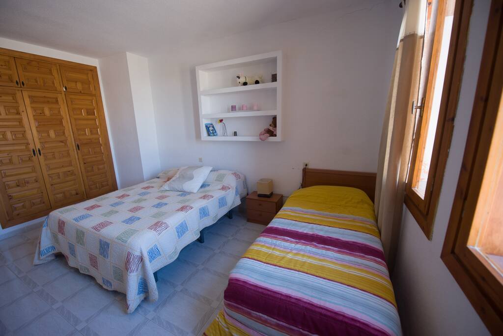Habitación exterior con amplio armario