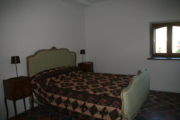 dhomë në katin përdhe