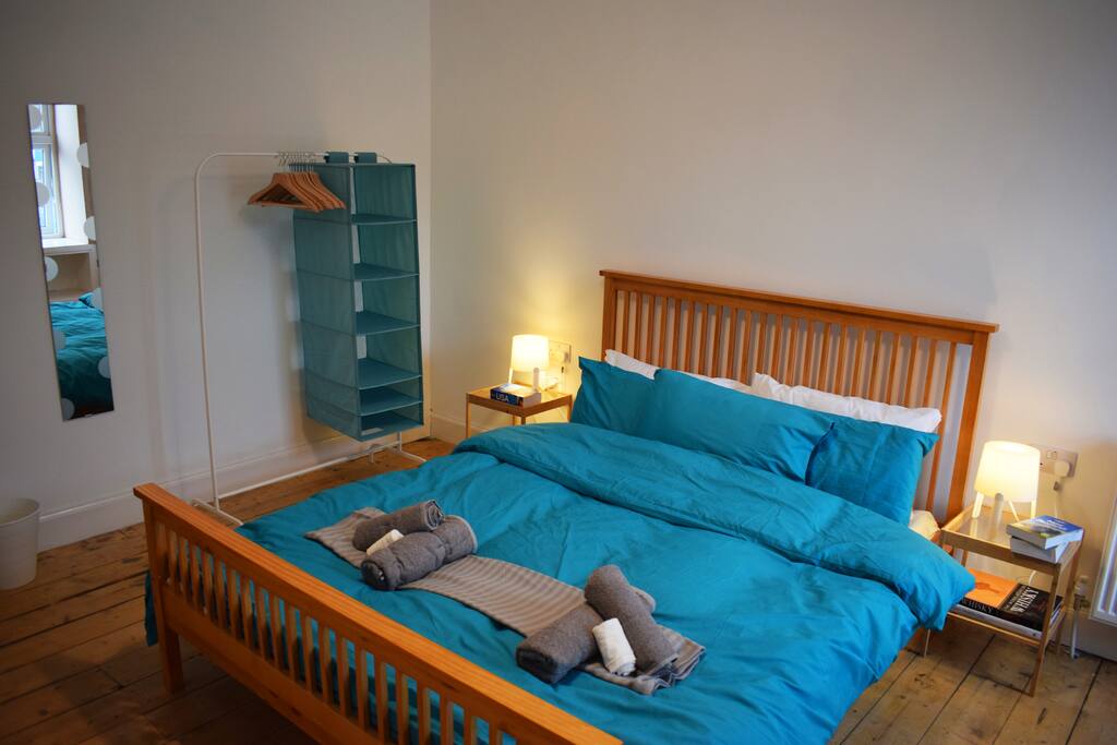 Deluxe King size Bed with panoramic harbour views in the heart of Tarbert.