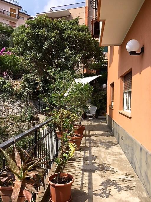 Esterno, corridoio terrazza