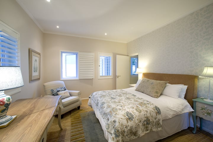 Segundo dormitorio con cama tamaño queen.