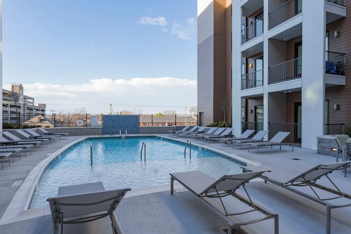 SPACIOUS BALCONY CITY VIEW CONDO! FREE PARKING!DT!