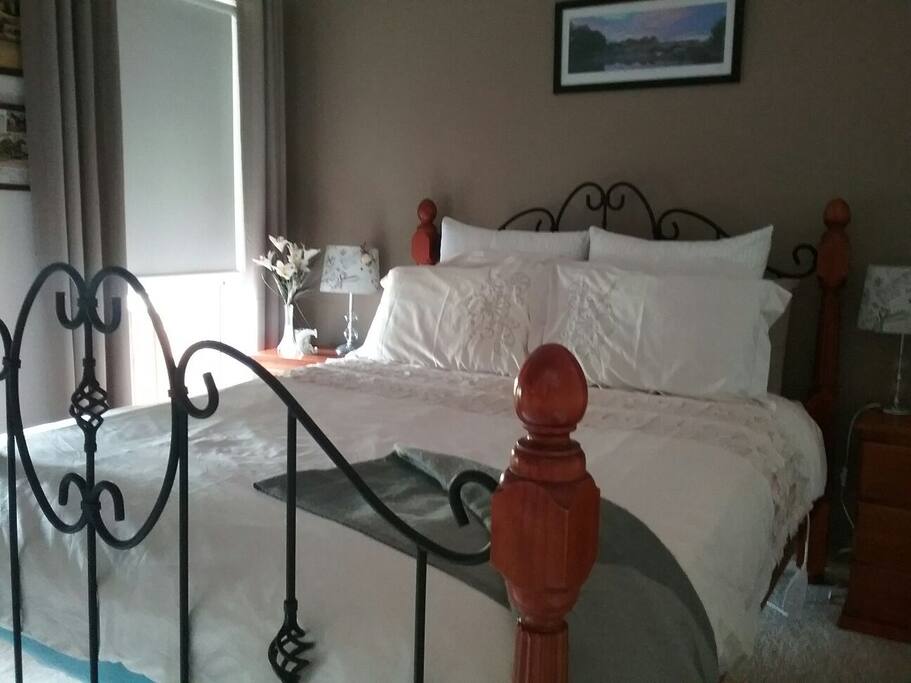 Guest comfortable & private Queen suite.