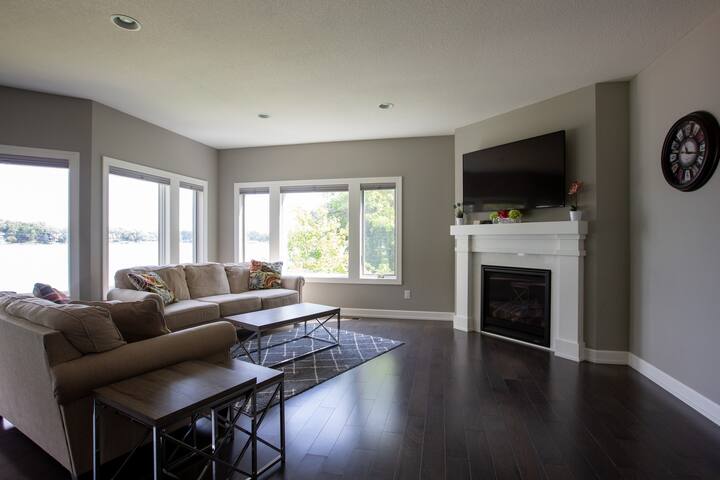 Beautiful Lake Home gallery image 3