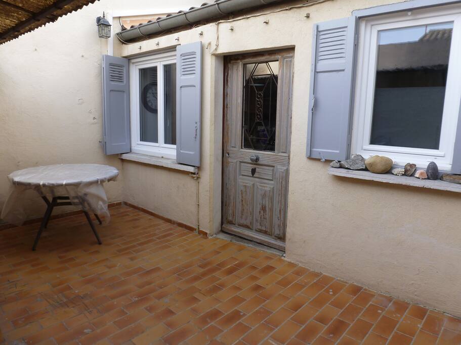 PETITE COUR TERRASSE 20M AVEC SALON DE JARDIN SANS VIS A VIS.