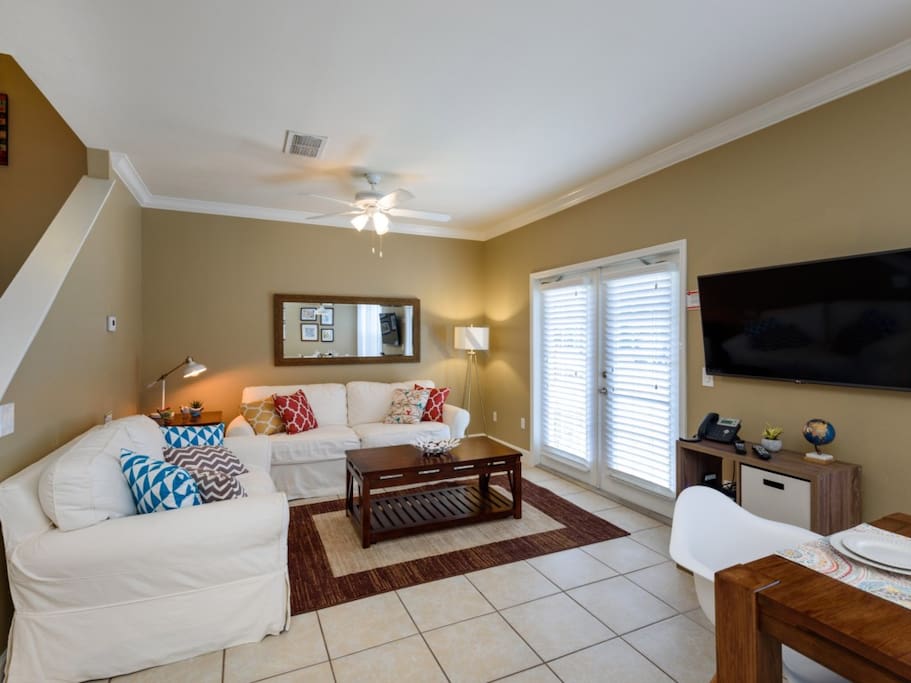 Couch,Furniture,Bedroom,Indoors,Room
