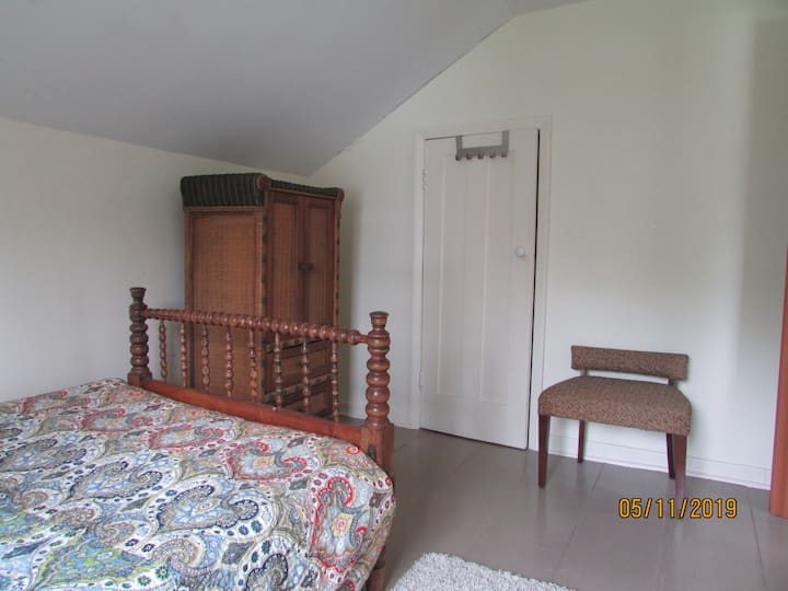 Arriba, dormitorio 2.