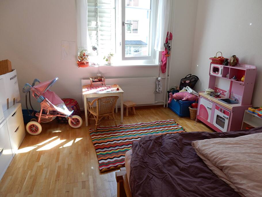 Kinderzimmer mit Doppelbett