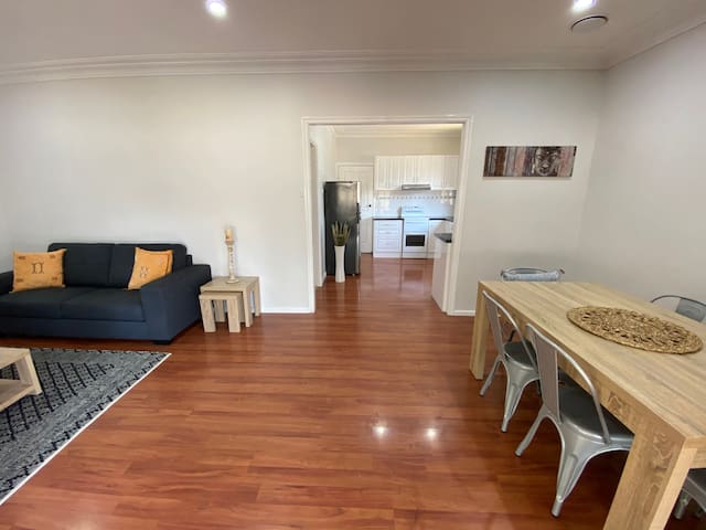 Renovated cottage minutes from Redhead Beach