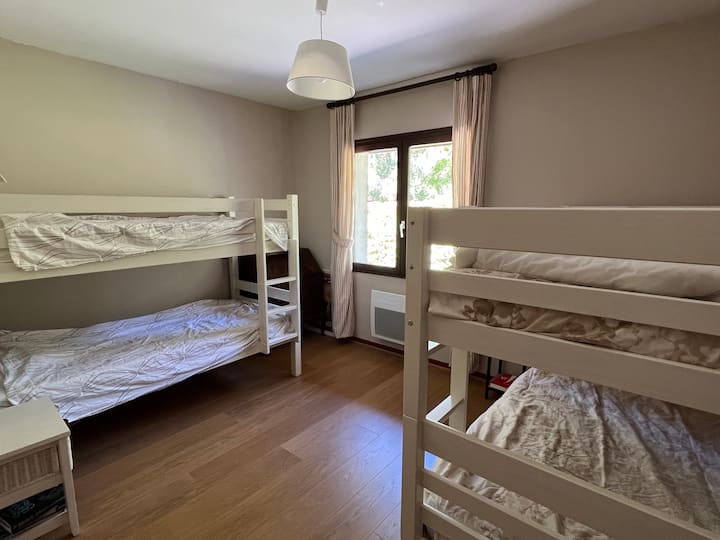 2. spavaća soba (prizemlje): kreveti na kat