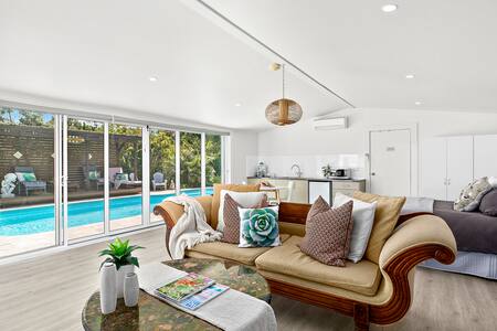 SELF CONTAINED Cosy Coastal Cabana, Seascape!