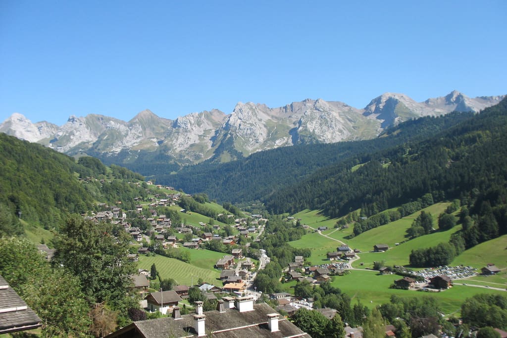 Vue de la Chaîne des Aravis depuis le jardin du chalet