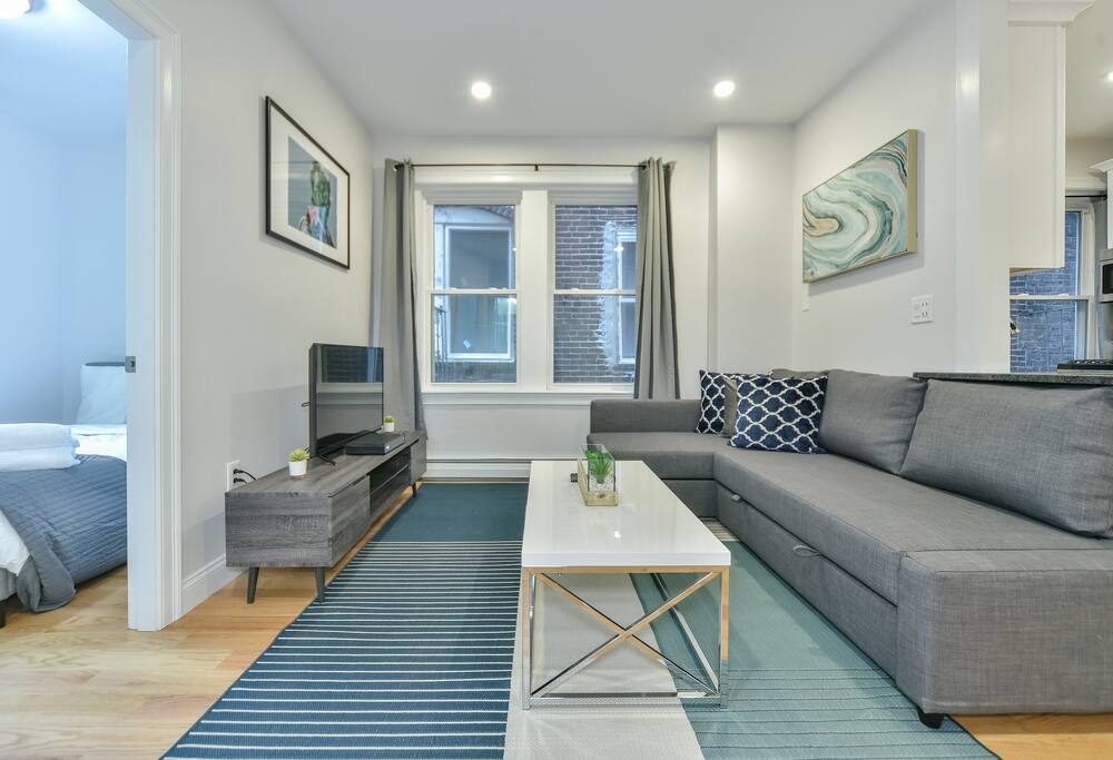 Beautifully decorated living room with Cable TV!