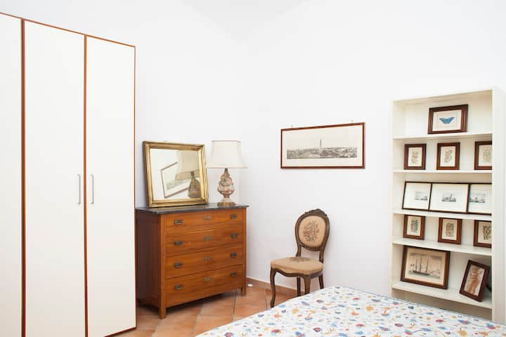 חדר שינה עם מיטה זוגית