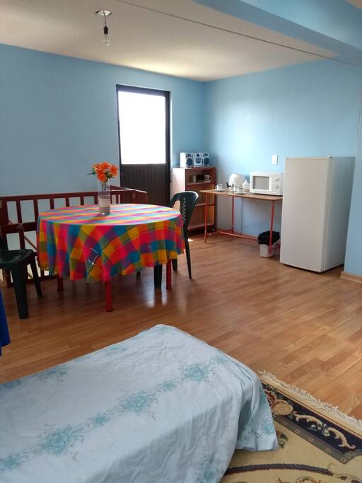 Mesa comedor, Horno de Microondas y Refrigerador a la mano