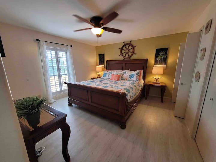 Chumba cha kulala cha msingi kilicho na Kitanda cha Kifalme