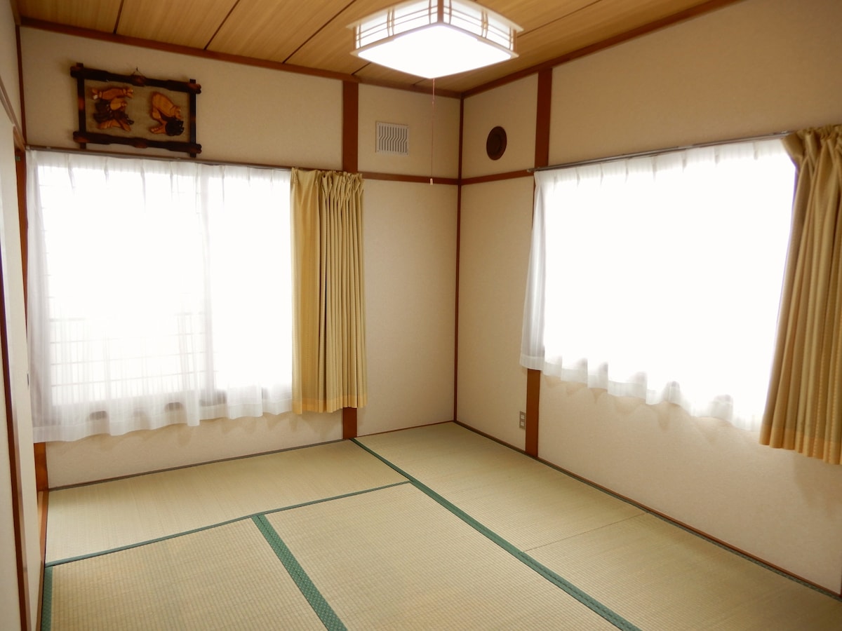 Dhoma e gjumit në katin e sipërm.Dhomë japoneze me tapet tatami.

