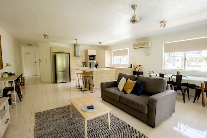 Двоен диван и 50 - инчов Full HD LCD телевизор с Netflix