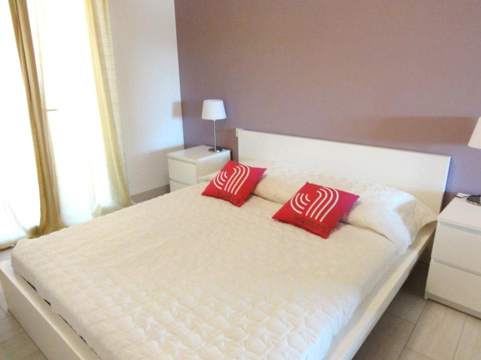 ห้องนอน 1: เตียงขนาดใหญ่ 160 x200 พร้อมห้องอาบน้ำพร้อมที่อาบน้ำแบบอิตาลี