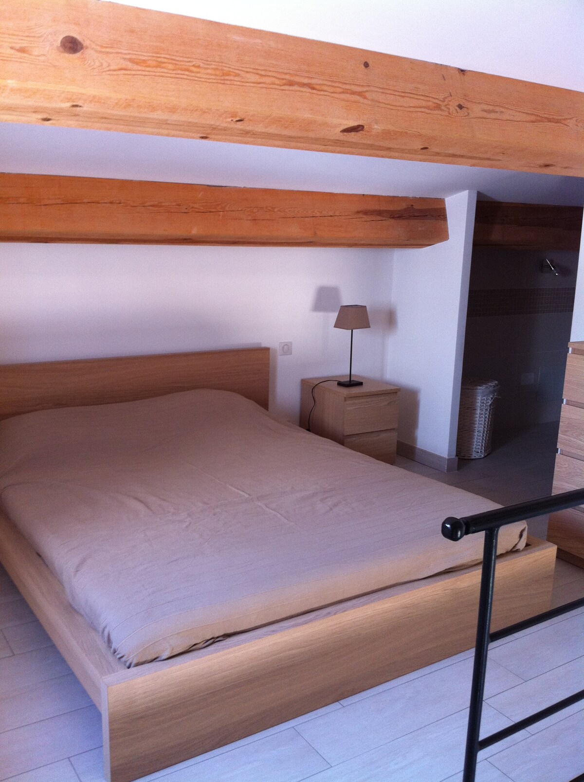 ห้องนอน 5 ในชั้นลอย: เตียง 160 x200 พร้อมห้องน้ำและห้องสุขา (บ้านหลังเล็ก 50 ตร.ม. °