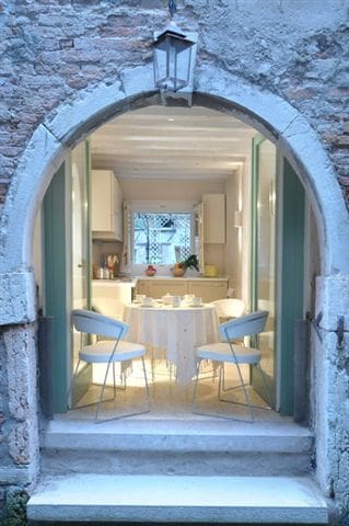 Charming central apartment with garden gallery image 4