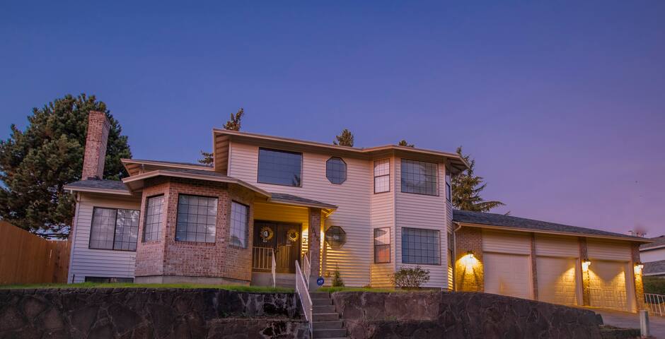 Spacious 5,000+ sq ft house, Close to PDX Airport gallery image 2