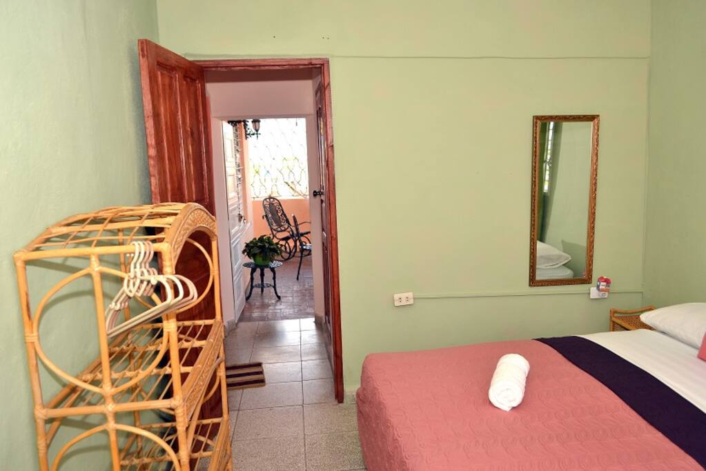habitacion con salid a la terraza y baño