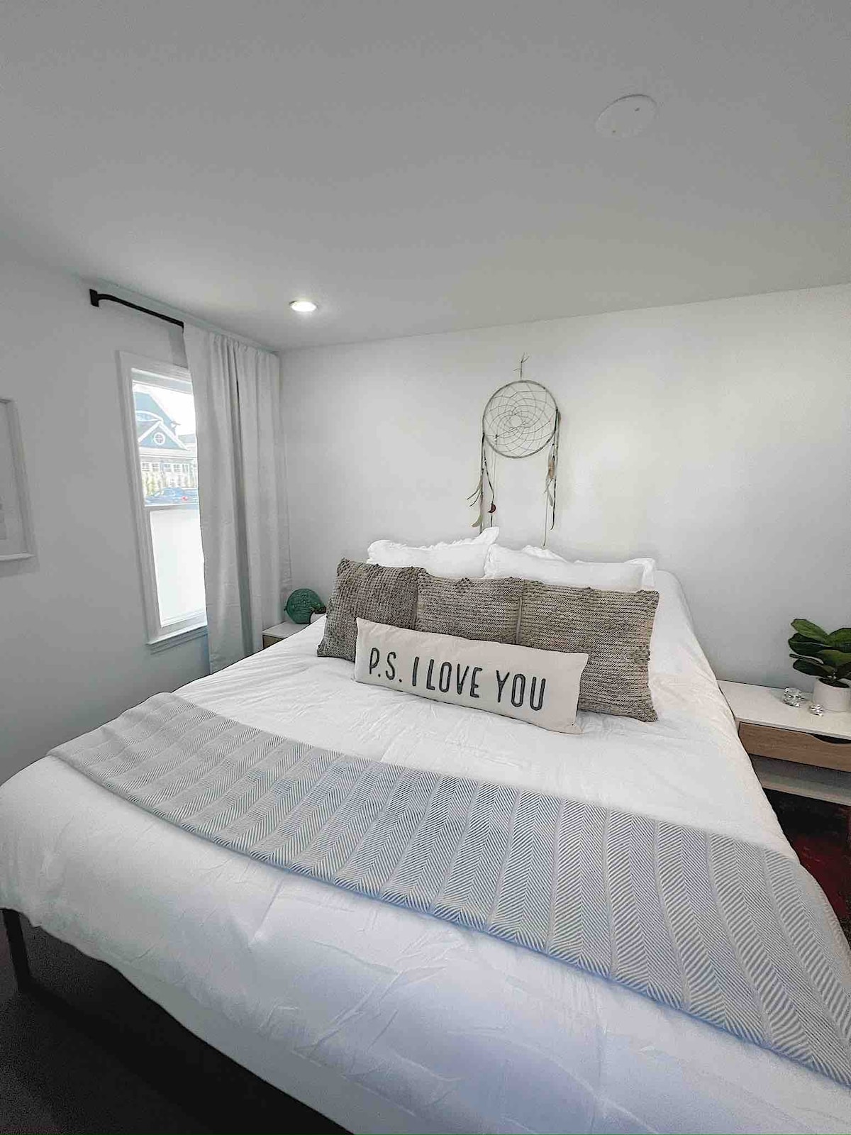 Dormitorio 1 con baño privado con cama king y vistas al mar