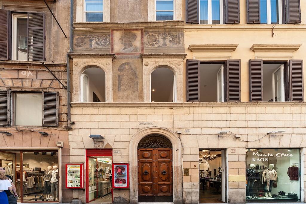 portone di ingresso e affaccio