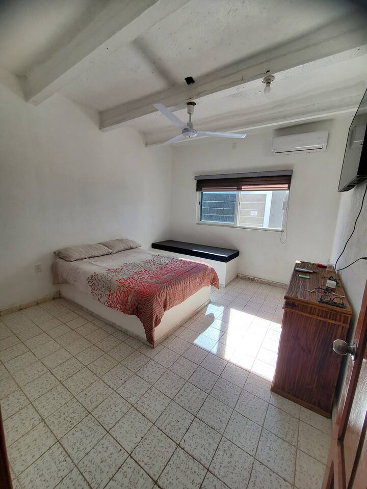 Dhomë gjumi kryesore me një krevat dopio dhe një krevat dopio.