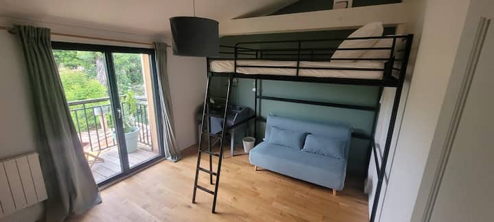 غرفة الأطفال 2 - سرير ميزانين مزدوج وأريكة قابلة للتحويل بمقعدين