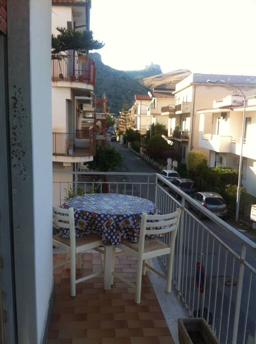 Ampio balcone con tavolino e sedie