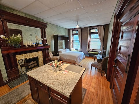 Historic Queen Studio Across from Washington Park!