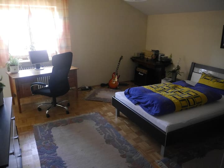 2号卧室配有阳台2