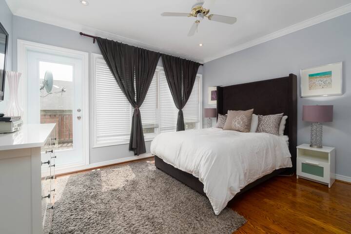 Big & Bright House + Parking & Great Beds gallery image 4