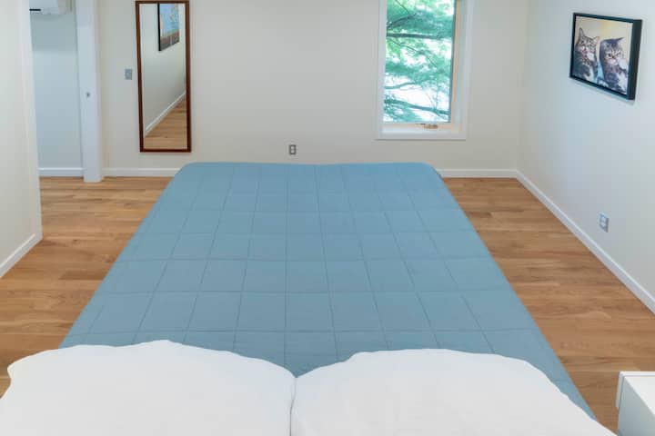 This apartment also features a king size bedroom in the back of the apartment, which can be closed off for privacy with a pocket door. There is a cool lofted area behind the bed with throw pillows, good for laying around and reading.
