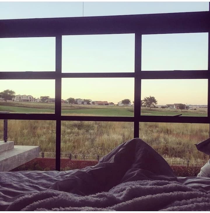 Réveillez-vous ou dormez - regardez les golfeurs partir. Vue depuis la chambre principale.
