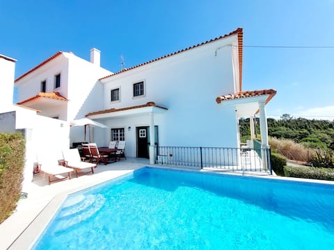 Big Pool Villa - 5 Minutes to the Beach & City