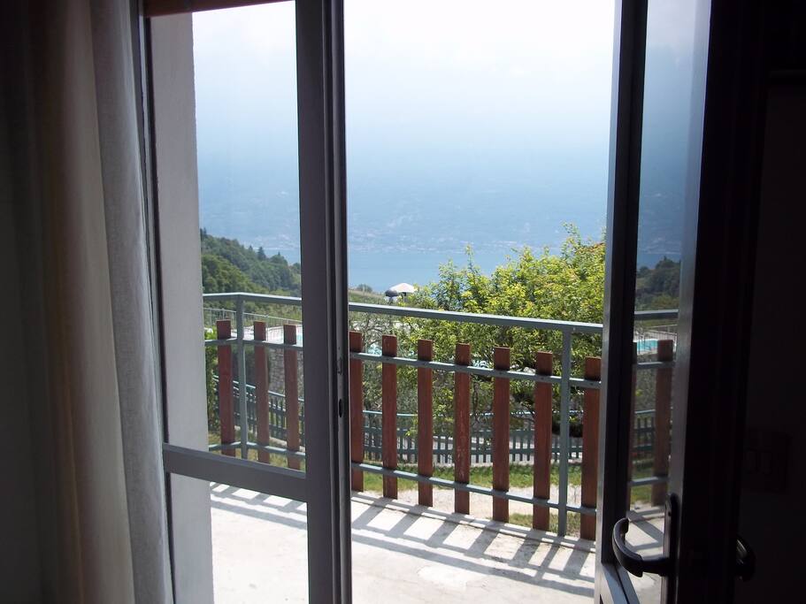 Vista dal balcone .