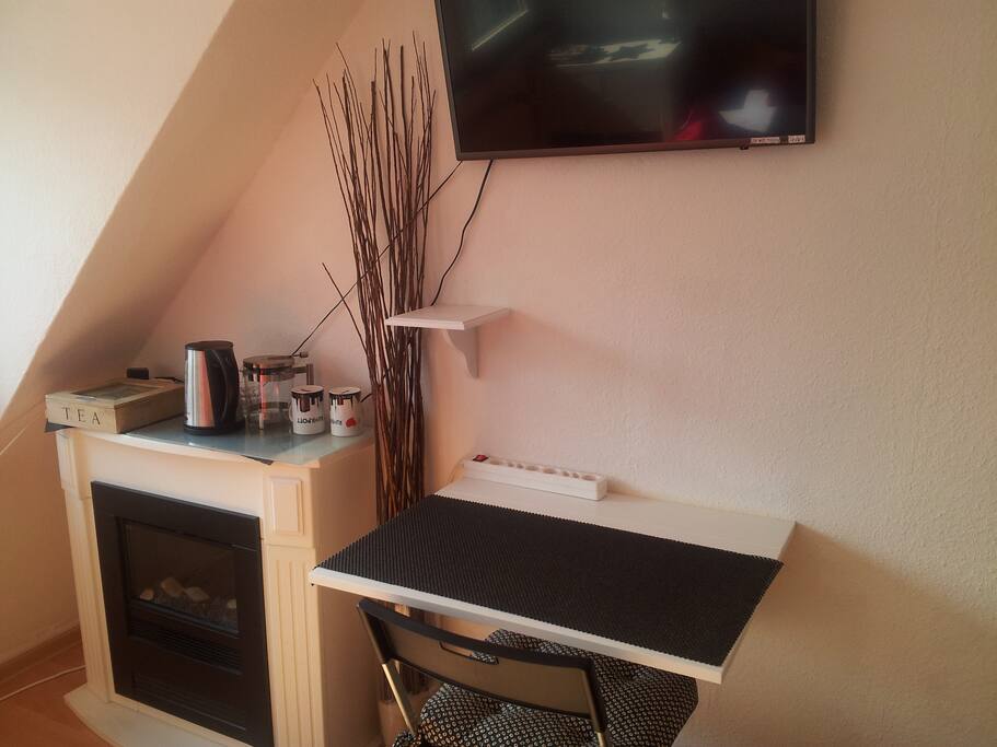 Kamin/SMART TV/Schreibtisch
