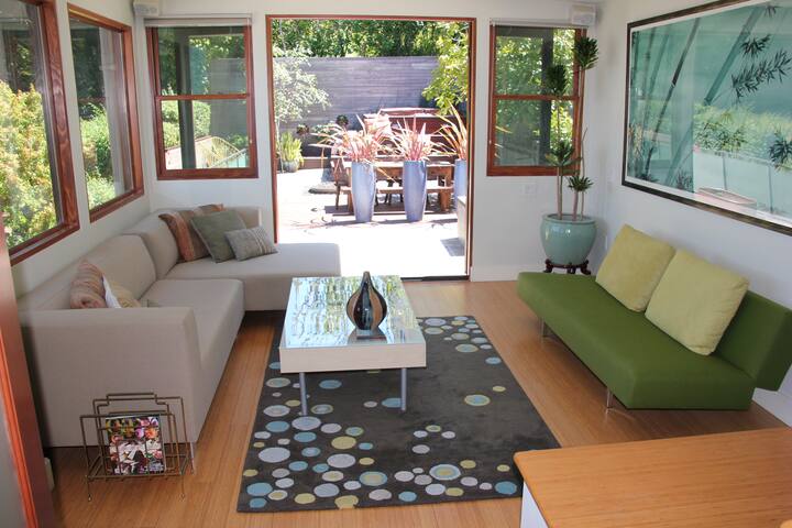 Luxurious Home With Expansive Views gallery image 3