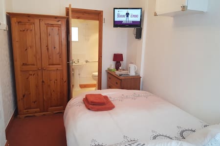 Airport/NEC - clean, private double room, bathroom