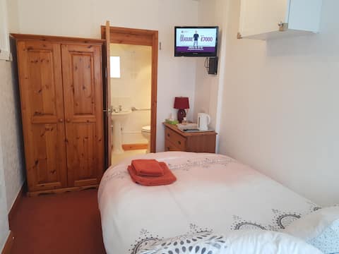 Airport/NEC - clean, private double room, bathroom