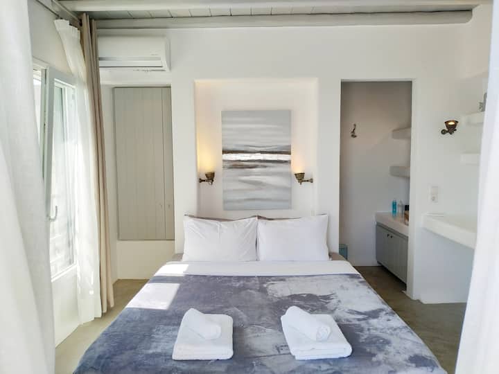 1. poschodie dvojlôžkovej spálne B s vlastnou sprchou a umývadlom. Záchod je k dispozícii hneď vedľa.