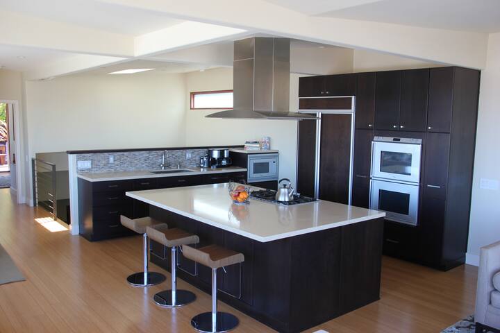 Luxurious Home With Expansive Views gallery image 2